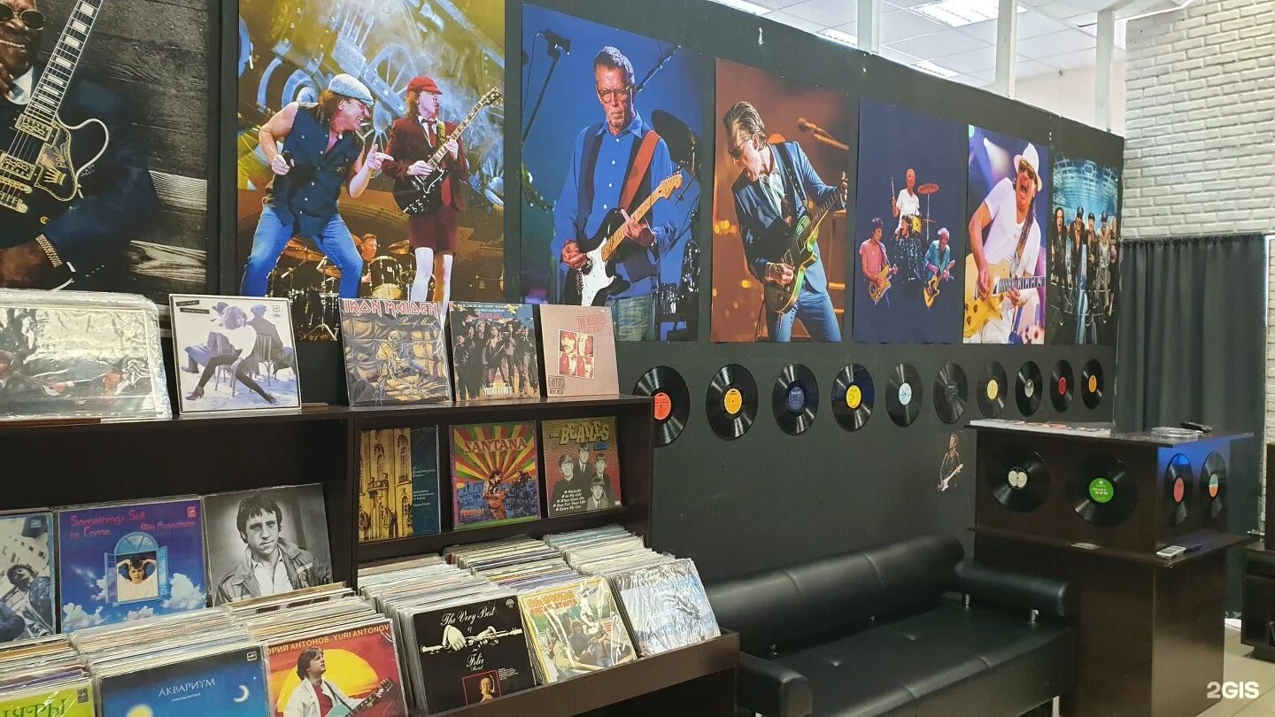 Магазин виниловых пластинок новосибирск. Магазин виниловых пластинок новосибирск. Магазин с музыкальными дисками. Магазин виниловых пластинок новосибирск. Витрина для виниловых пластинок.