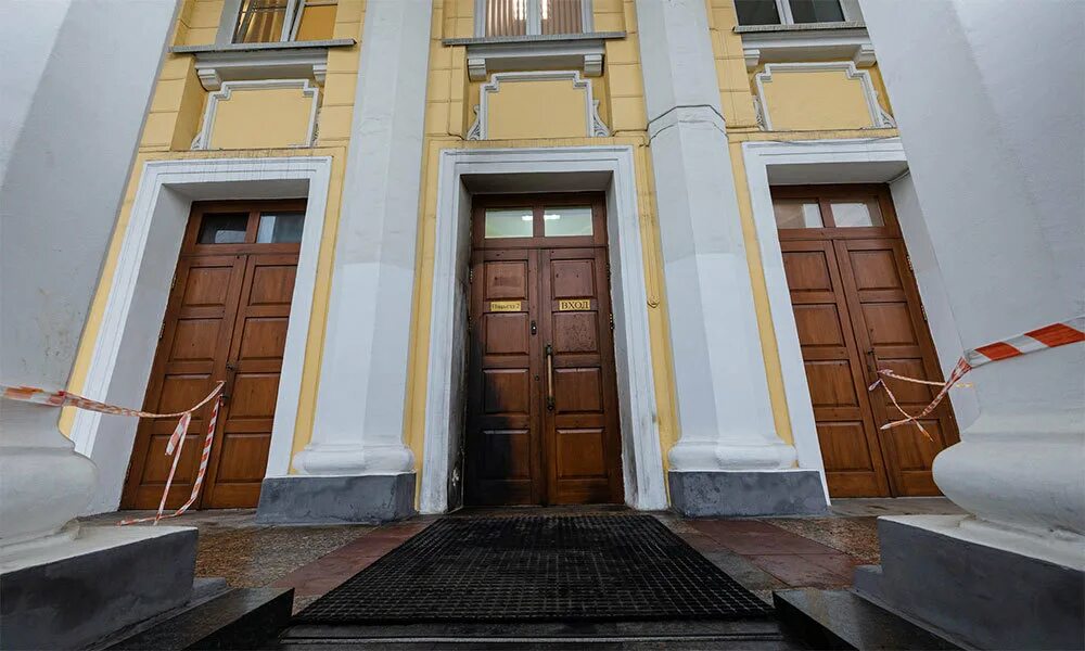 Пребольшое здание подъезд неописанный. Здание правительства мурманской области. поджигатель администрации мурманска. мурманск исторические здания. поджёг здания правительства мурманской области.