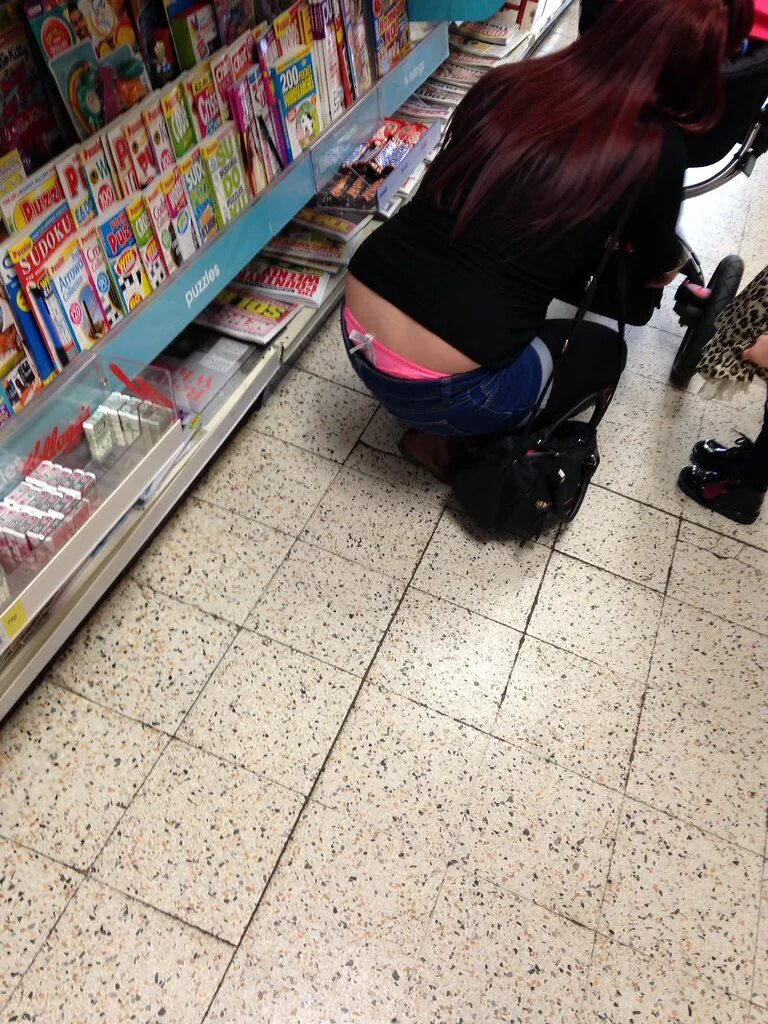 Guys with their pants down. Tramp stamp. Male butt crack. Твистер buttcrack. Толоконникова buttcrack.