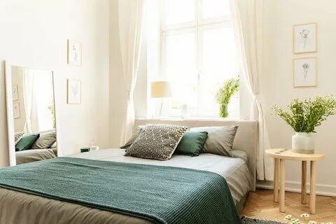 Bedroom deluxe apartment king bed перевод