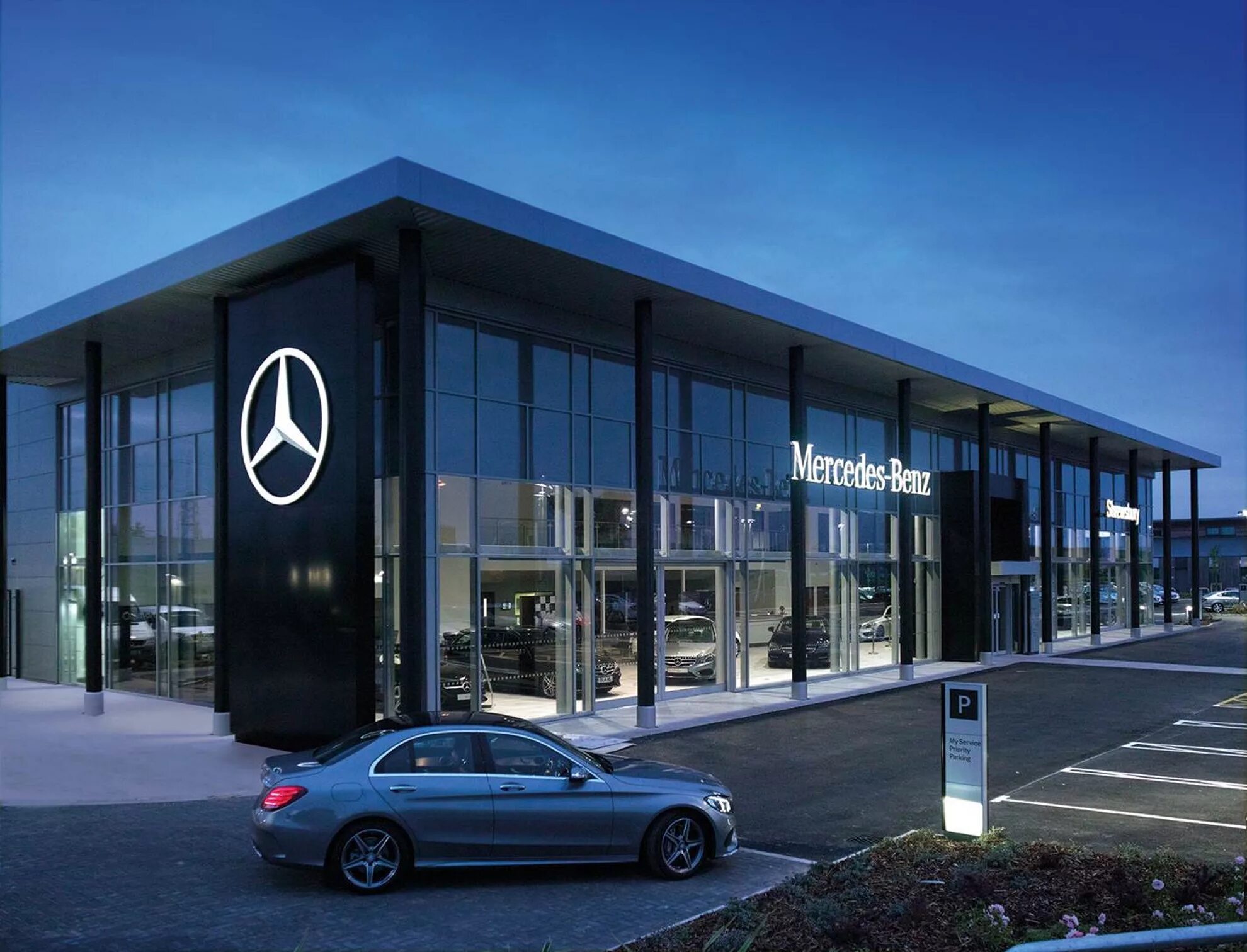 Car dealership. Мерседес центр в Германии. Mercedes Benz Showroom. Mercedes Benz автосалон в Германии. Мерседес центр Кишиневе.