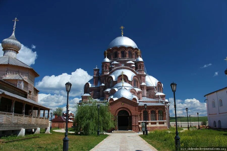 Свияжск храм. Сергиевская Церковь Свияжск. Свияжский Иоанно-Предтеченский монастырь Свияжск. Церковь Сергия Радонежского в Свияжске. Остров-град Свияжск Никольская Церковь.