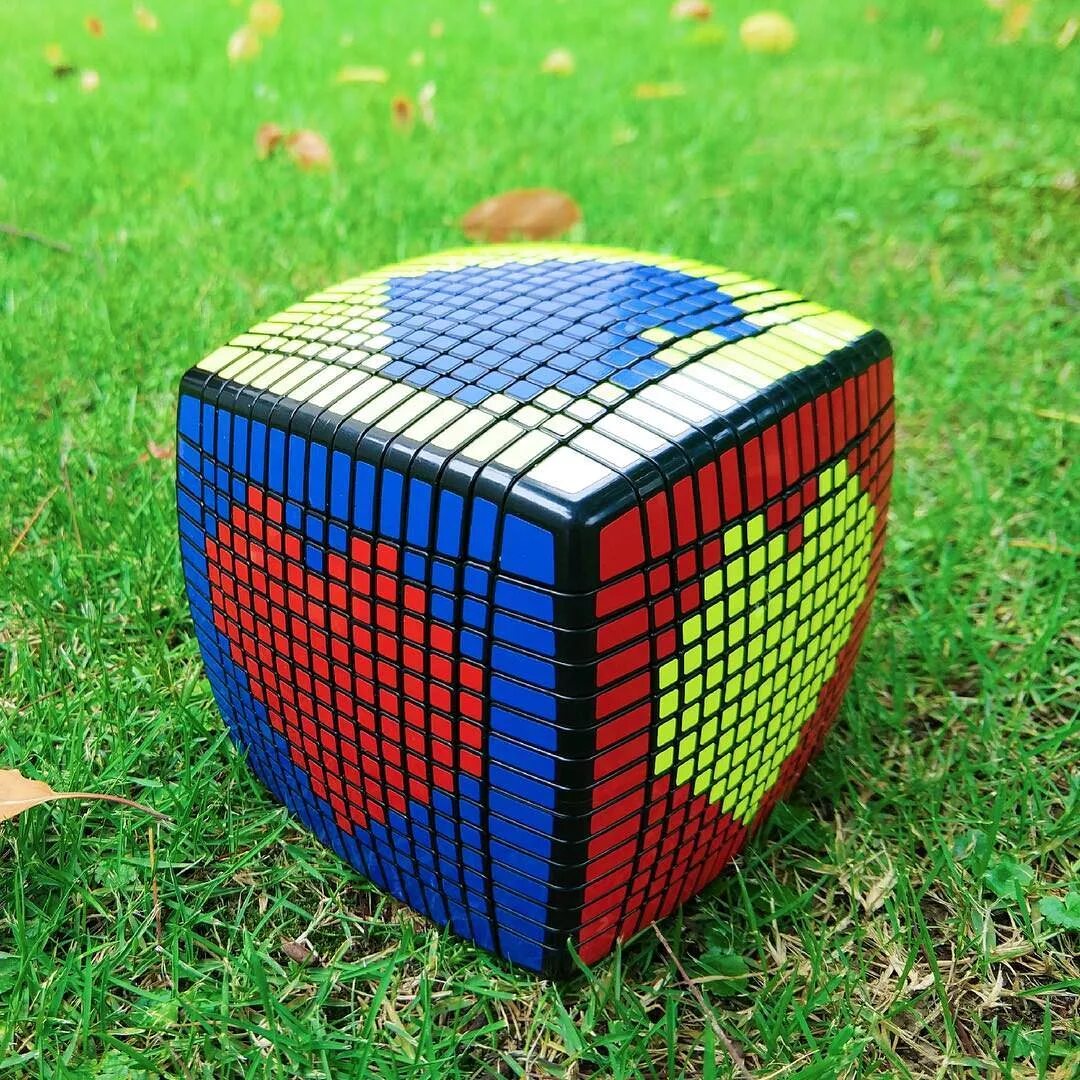 Кубики рубики самые. Кубик Рубика. Большой кубик рубик. Самый сложный кубик Рубика. Самый большой кубик рубик.