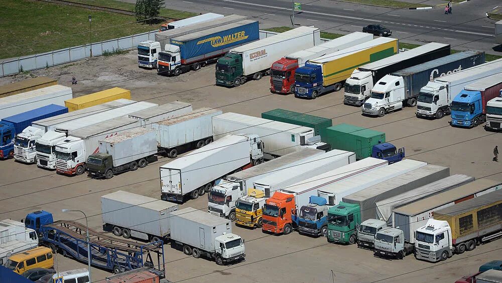 Стоянка большегрузных автомобилей. Грузовой автопарк. Автопарк грузовых автомобилей. Автостоянка грузовых автомобилей. Грузовики европы.