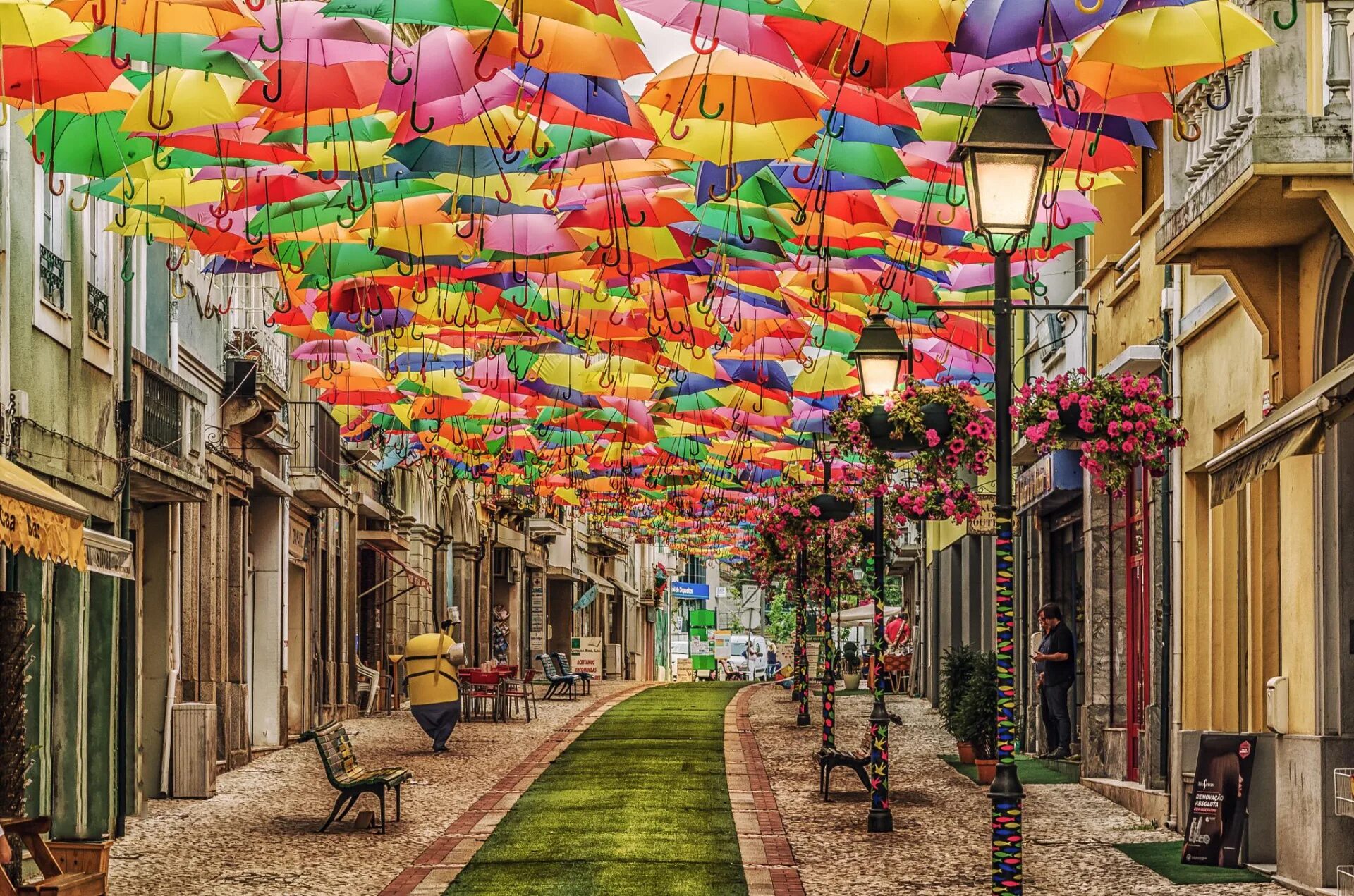 Известные улицы стран. Агеда Португалия. Аллея зонтиков в Португалии. Улица парящих зонтиков, Агеда, Португалия. Агеда Португалия достопримечательности.