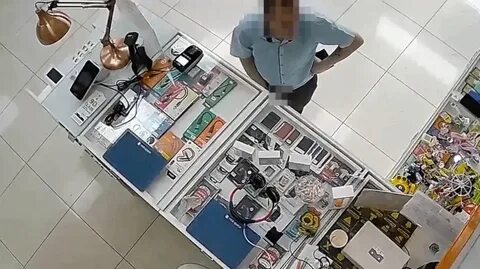 Парень расстегивает