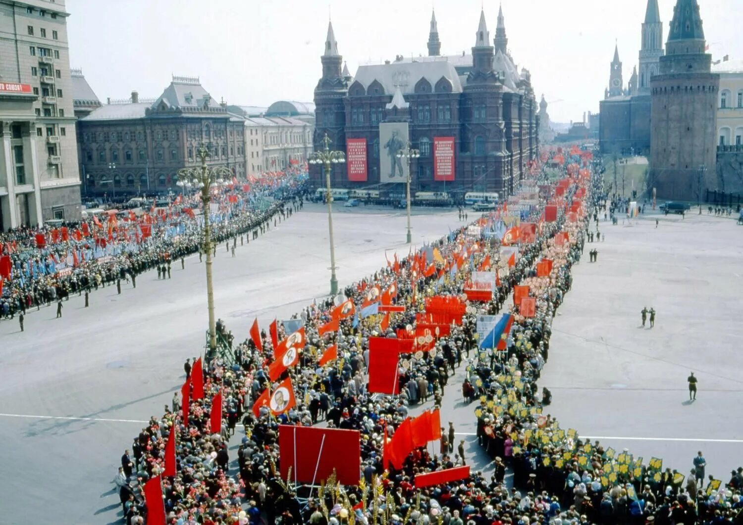 1 мая 1972 года. Первомайская демонстрация красная площадь 60-е. Первомайская демонстрация 1972г в Москве. Советский Союз красная площадь. Парад 1 мая.