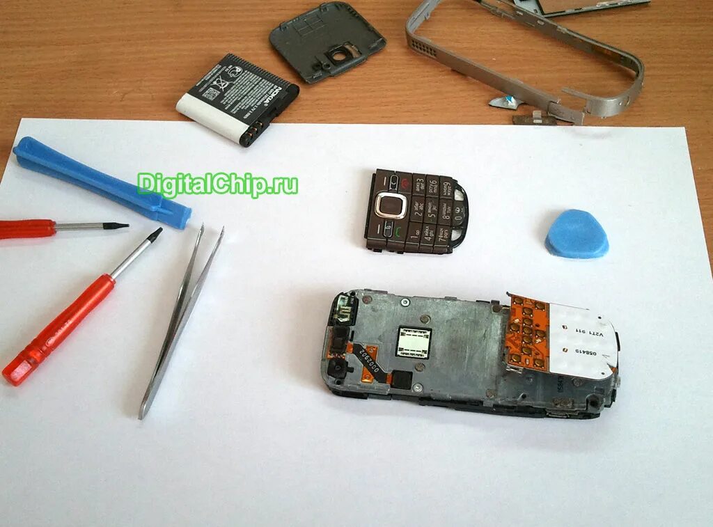 Если телефон намок. Если телефон упал в воду. Уронил телефон. Как починить телефон если он упал. Что сделать если телефон упал в воду.