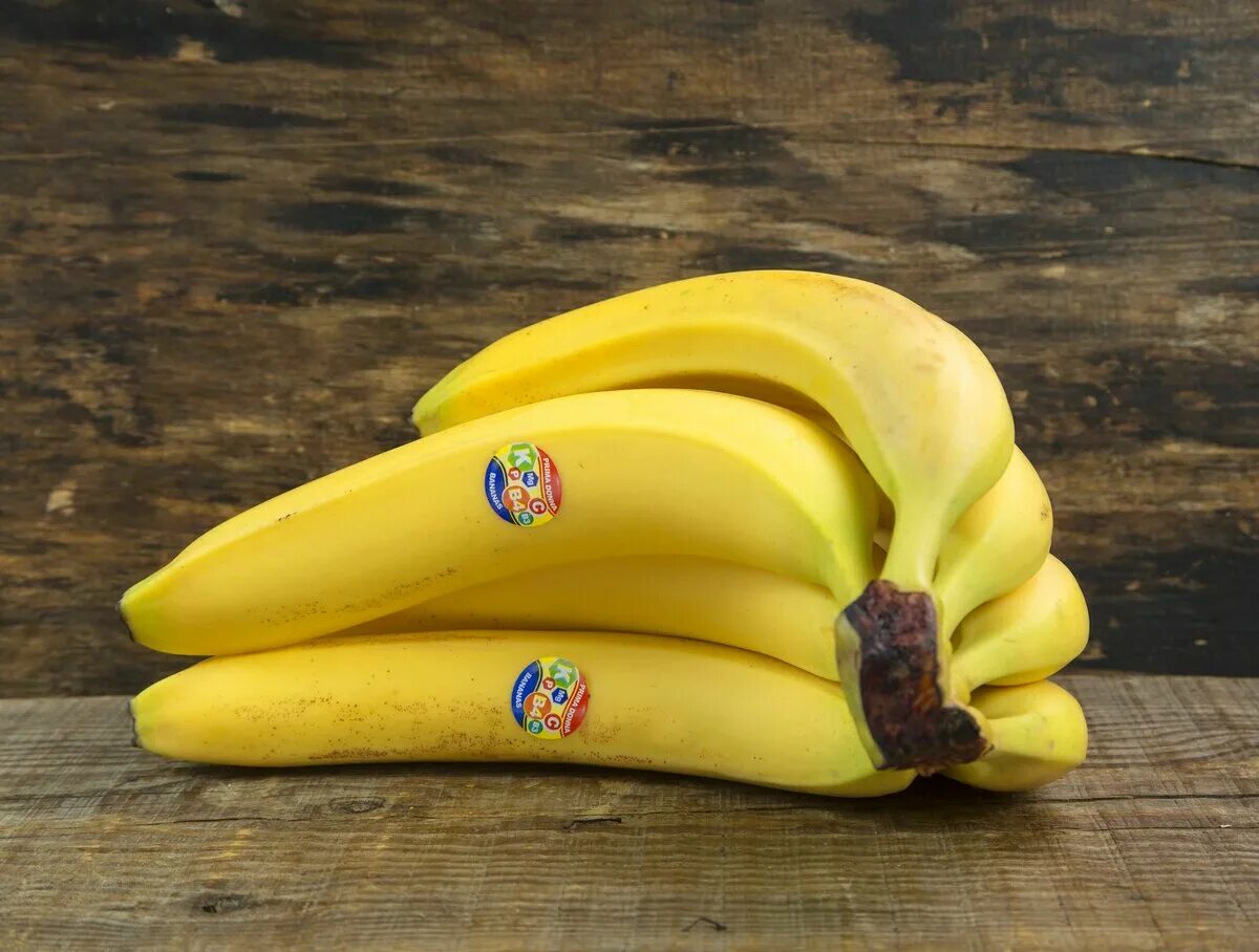Где можно купит банан. Бананы 1кг. Рынок бананов. Топовый банан. Фрукты Sweet бананы.