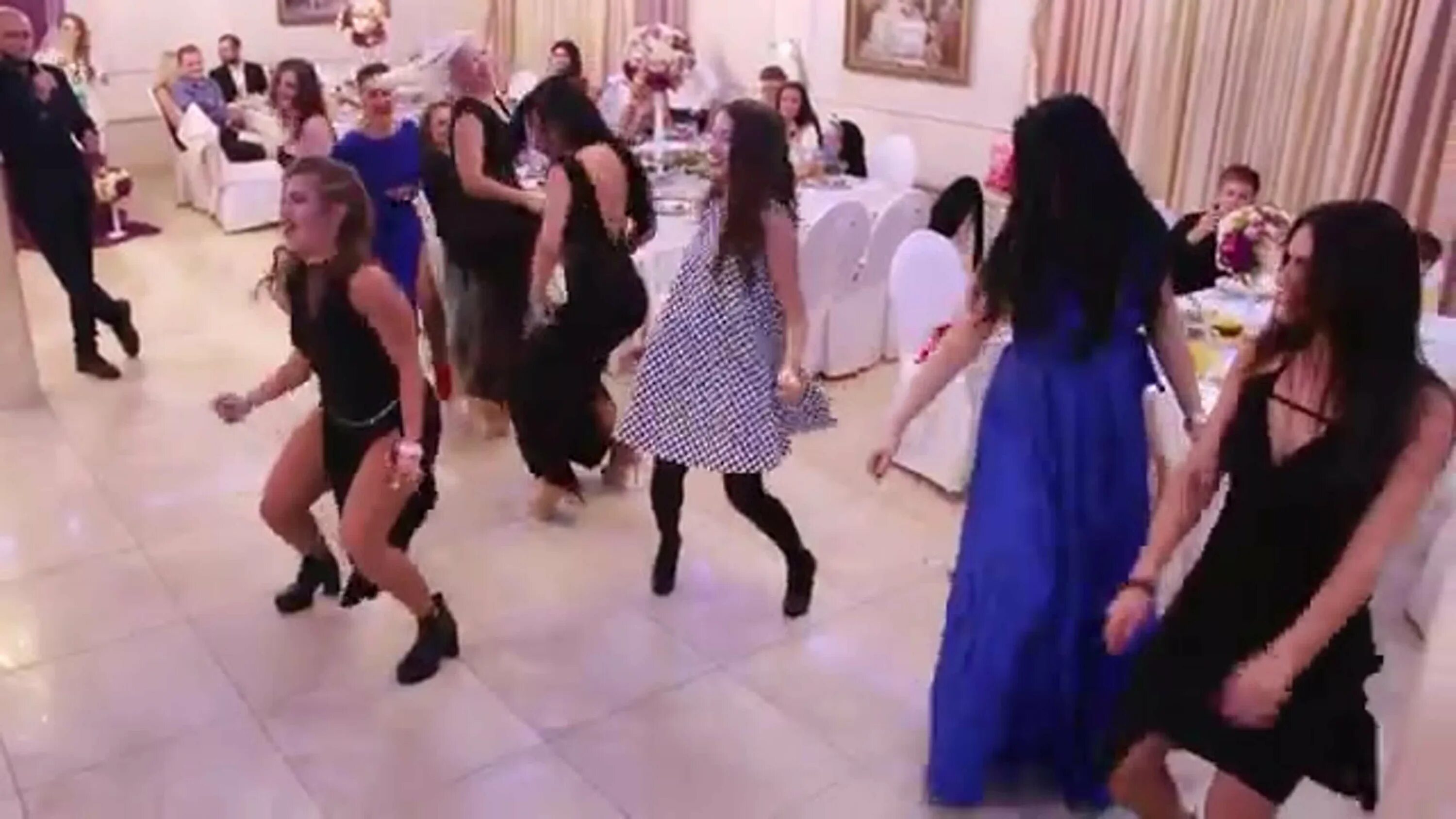 Танцевальный батл на свадьбе. Чеченские танцы на свадьбах. Танцы на свадьбе в инстаграмме. Танец родителей на свадьбе.