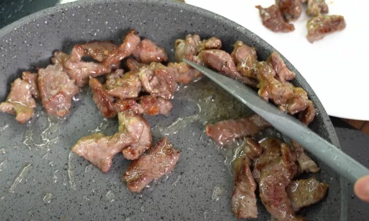 Свинина пожарить с подливкой. Мясо со светлой подливкой. сушеная говядина с подливой. мясо с подливкой в чане.