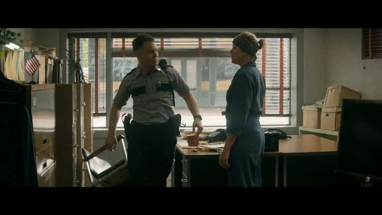 Три билборда шериф. Три билборда на границе трейлер. Самара уивинг три билборда на границе эббинга миссури. Три билборда на границе трейлер. Аманда уоррен в фильме три билборда.