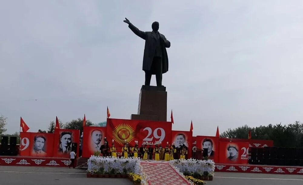 День города ош. В оше день независимости. флаг города ош. 3000 летие города ош.