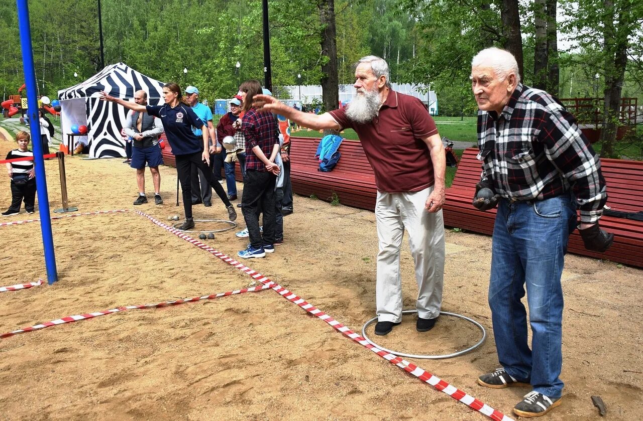 Соревнования в парке. Петанк парк Горького. Петанк турнир парк Горького. Петанк в парке. Турнир по петанку в Москве.