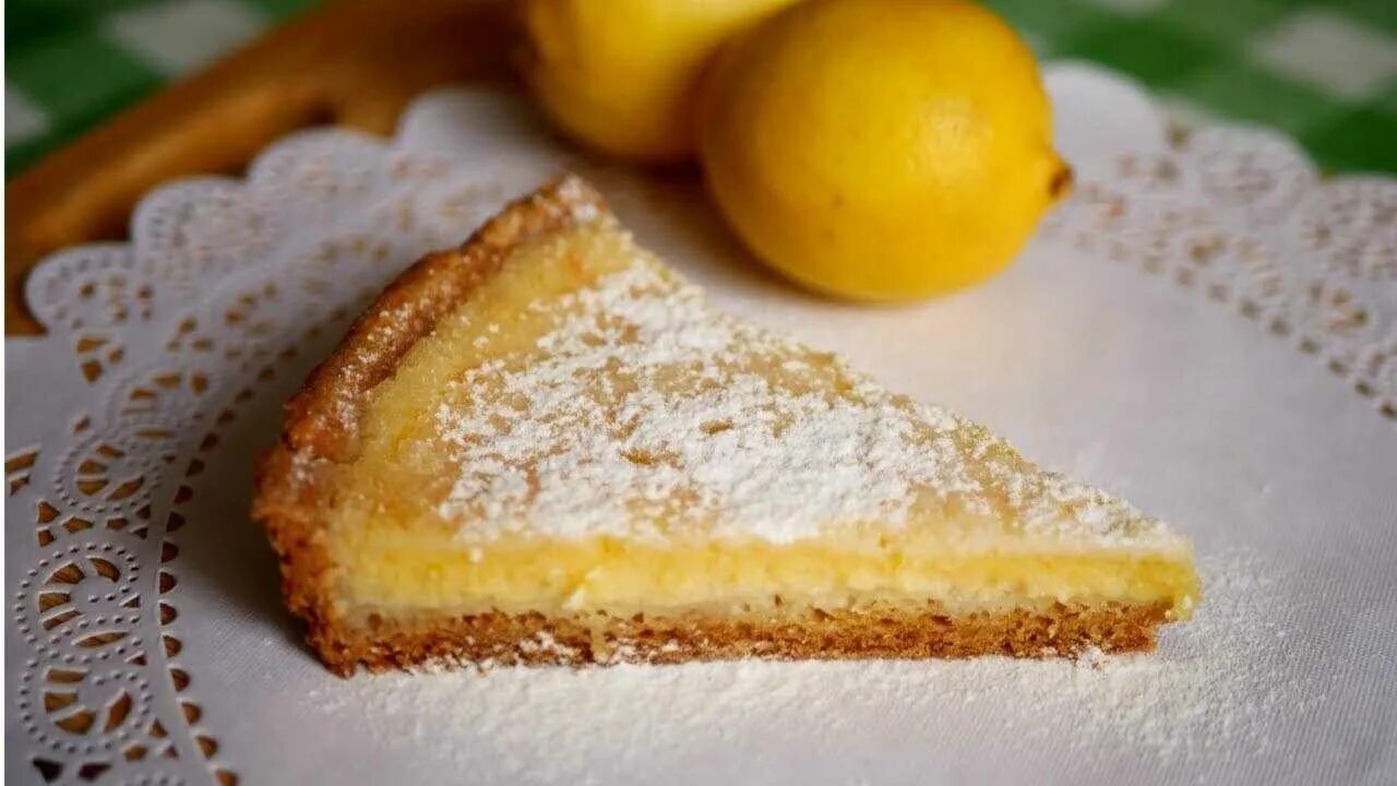 Рецепт теста лимонника. Песочный торт лимонник. Лимонник пирог песочный. Лимонный пирог Кукпад. Лимонный пирог Бахетле.