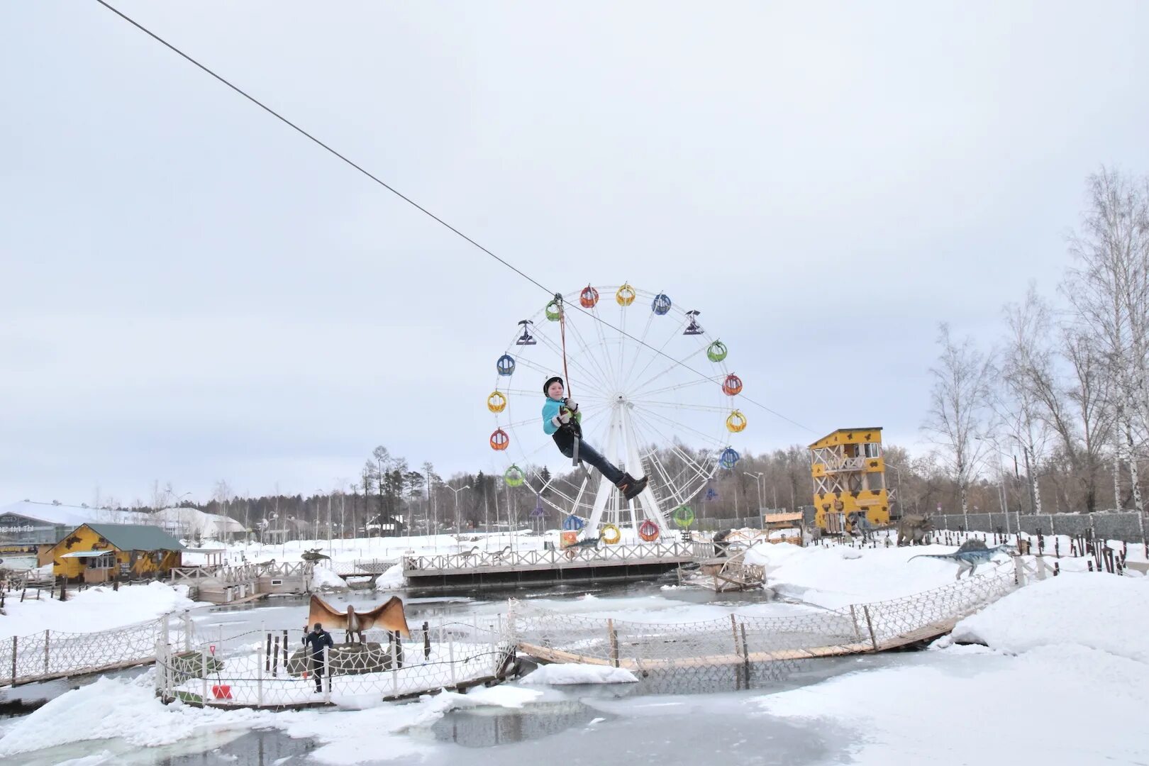 Юркин парк киров. Юркин парк киров зимой. Юркин парк киров зима. Парк динозавров «юркин парк». Киров парк динозавров.