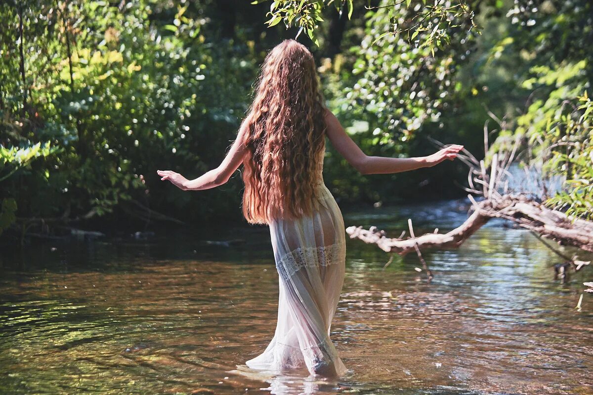 Наяда нимфа. Наяда русалка. Русалка навка мавка. Девушка в воде. Нимфа озер.