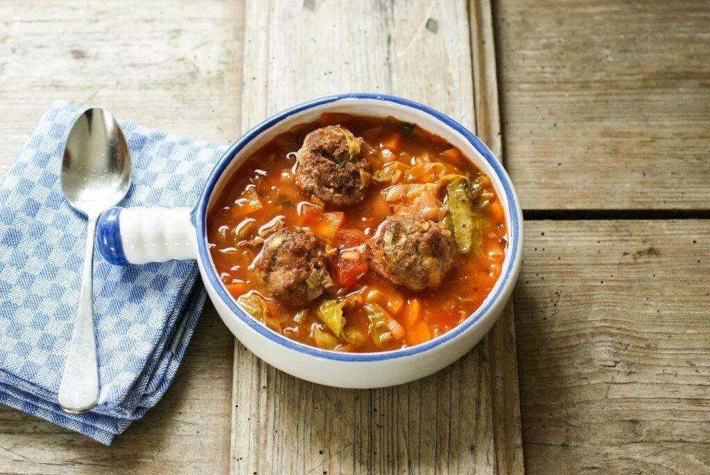 Тефтели на кабачковой подушке. Рис с тефтелями в горшочке в духовке. Фрикадельки в горшочках. Мясные шарики в томатном соусе. Фрикадельки в горшочках в духовке с картошкой.