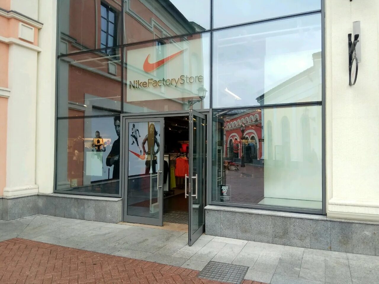 Женская одежда аутлет баннер. Аутлет белая дача найк. Аутлет белая дача магазин найк. Найк аутлет белая дача. Найк аутлет белая дача.