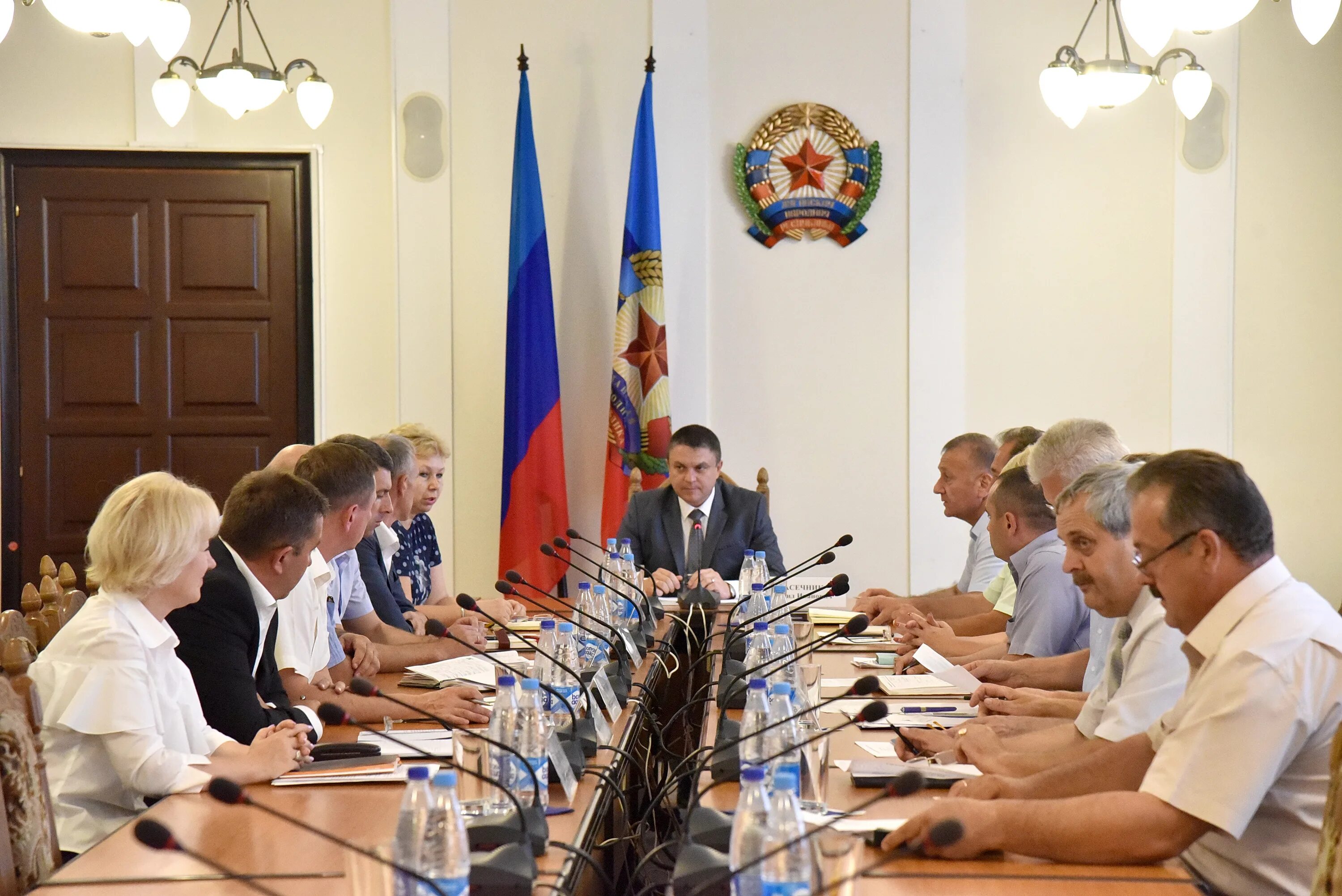 Администрации луганской республики. Луганск правительство. Администрация Луганска. Главы администраций городов и районов Луганской народной Республики. Дом правительства ЛНР.