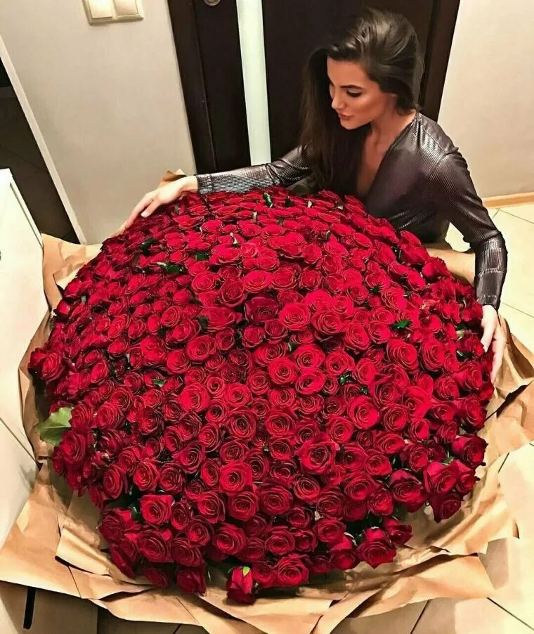 Шикарный букет девушке. Огромный букет цветов. Девушка с букетом роз. Красивые большие букеты. Букет цветов шикарный огромный.