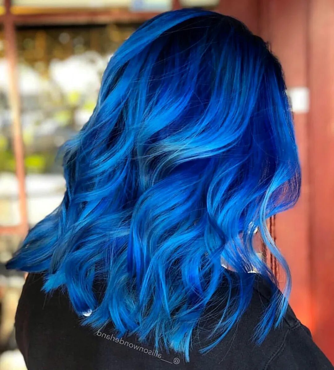 Девушка с синим цветом. Синий цвет волос. Ярко синие волосы. Синее окрашивание волос. Волосы Покрашенные в голубой.
