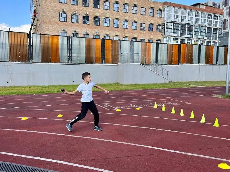 школа номер 548 москва. стадион для легкой атлетики. школа no 548 царицыно. школа 548 домодедовская. школа 548 царицыно внутри.