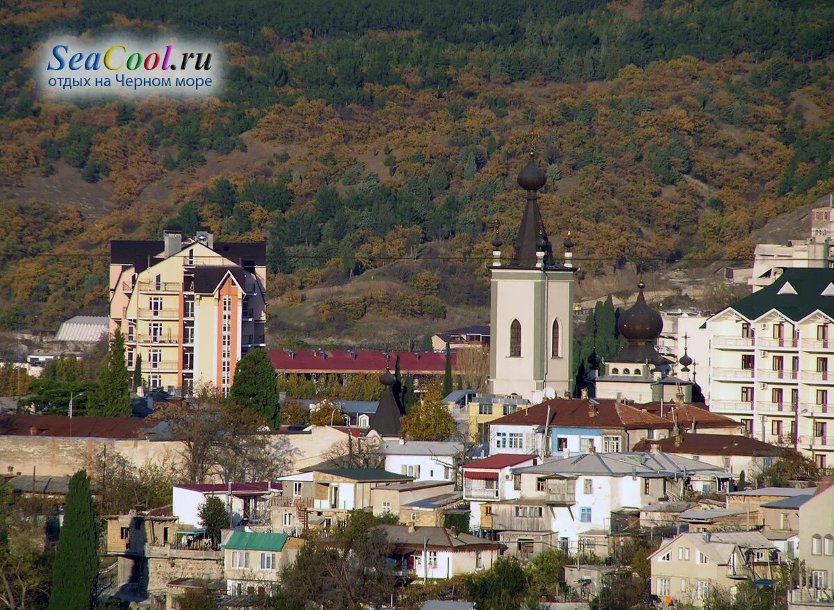 Алушта храм всех крымских. Храм феодора стратилата алушта. храм во имя всех крымских святых и феодора стратилата алушта. церковь стратилата в алуште. алушта исторический центр.