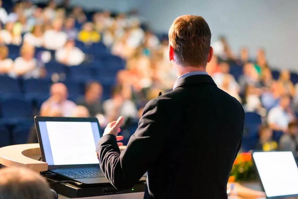 Выступают бизнесмены. Выступают бизнесмены. Выступление бизнесмена фото. Спикер на конференции. Выступают бизнесмены.