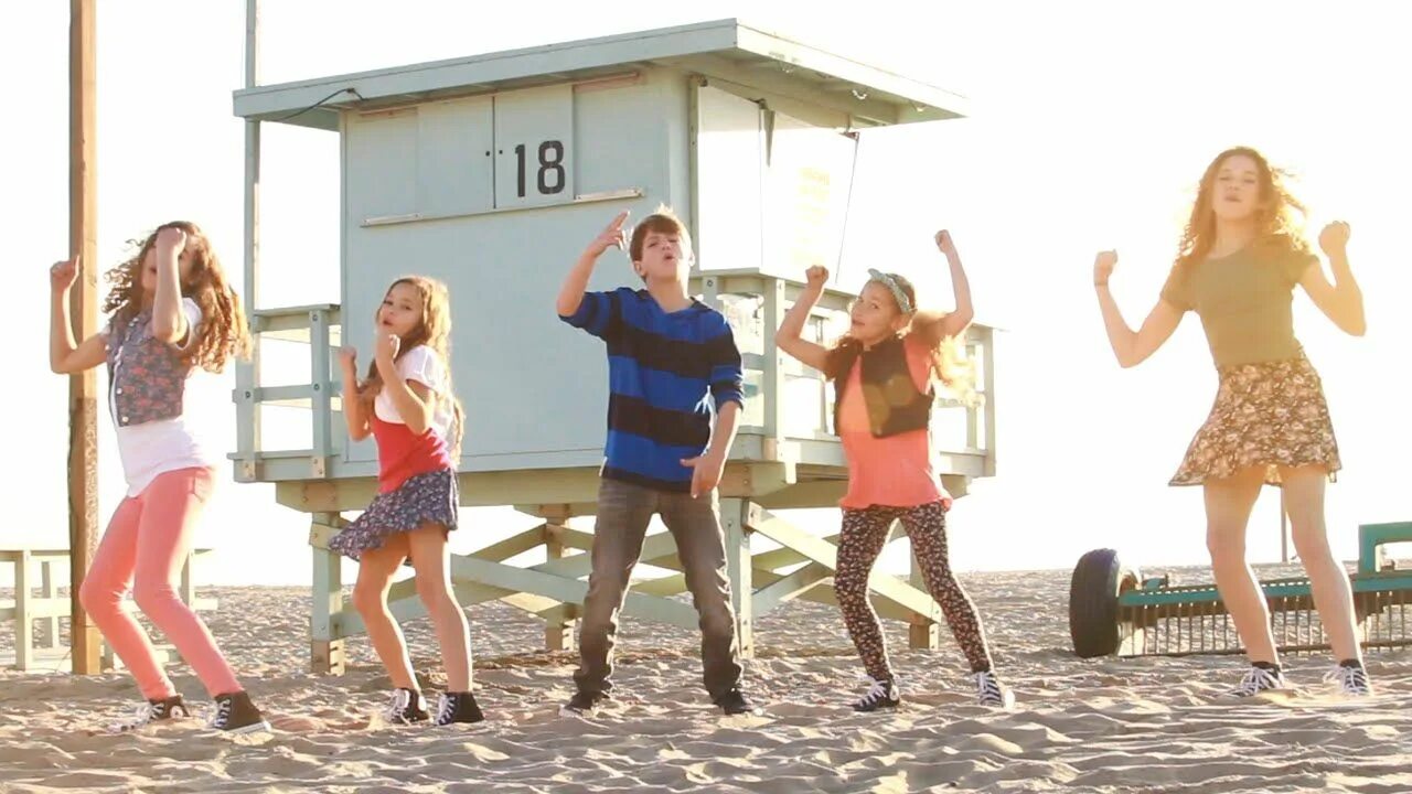 Сестра танцует. Mattybraps сестра. Рэп про сестру. Танцуй сестра песня. The puppini sisters.