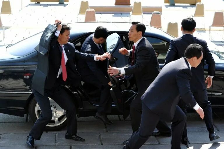 Элитный охранник. Самые охраняемые президенты в мире. Группа альфа гбр. Форма охраны гбр альфа. Ким чен ын охрана.