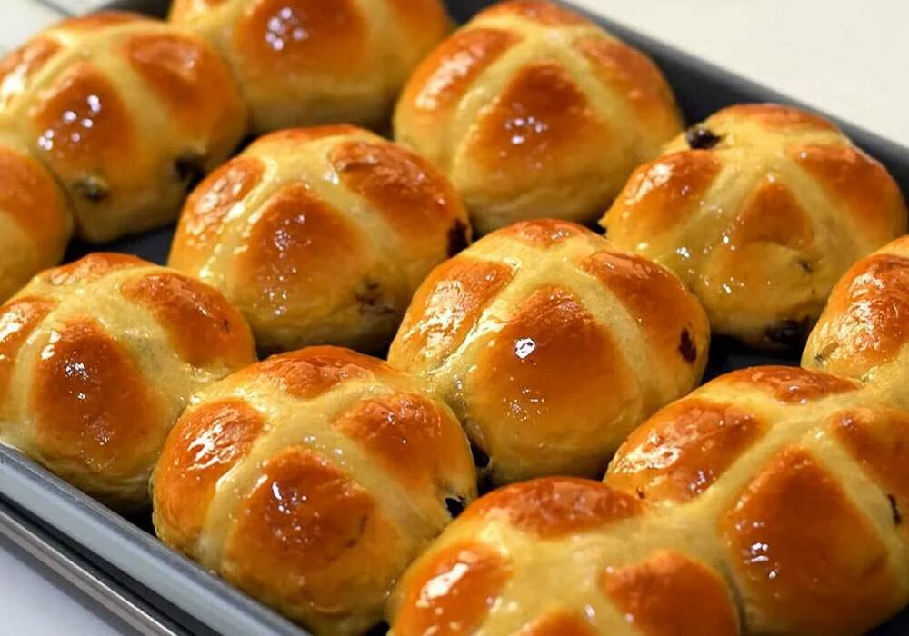 Крестовые булочки hot Cross buns. Красивые пасхальные булочки. Булочка калорийная с изюмом. Булочка калорийная
