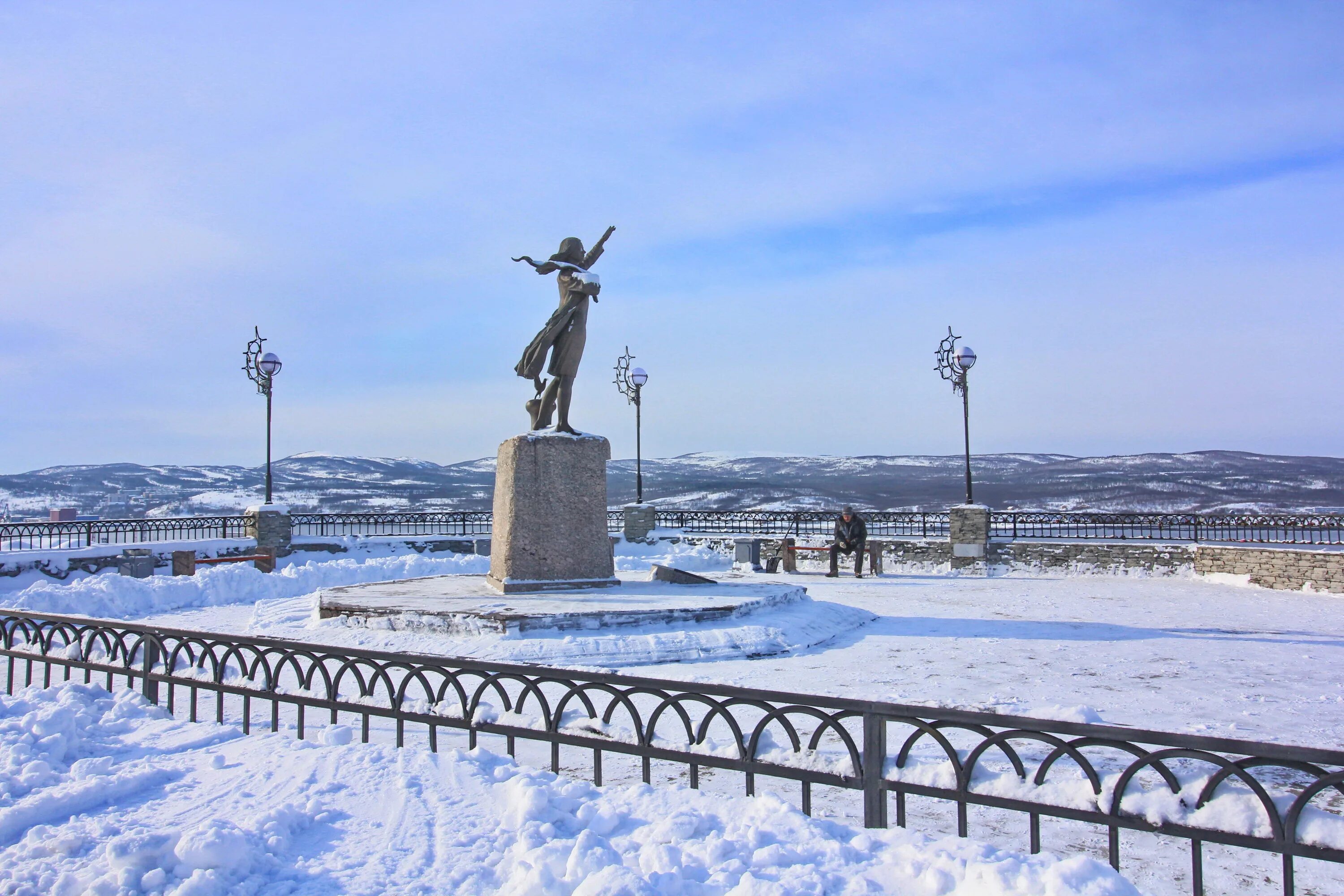 Маяк-мемориал в мурманске. Памятник защитникам заполярья мурманск. Достопримечательности мурманска для туриста. Памятник ждущей в мурманске. Мурманск маяк памятник морякам погибшим.