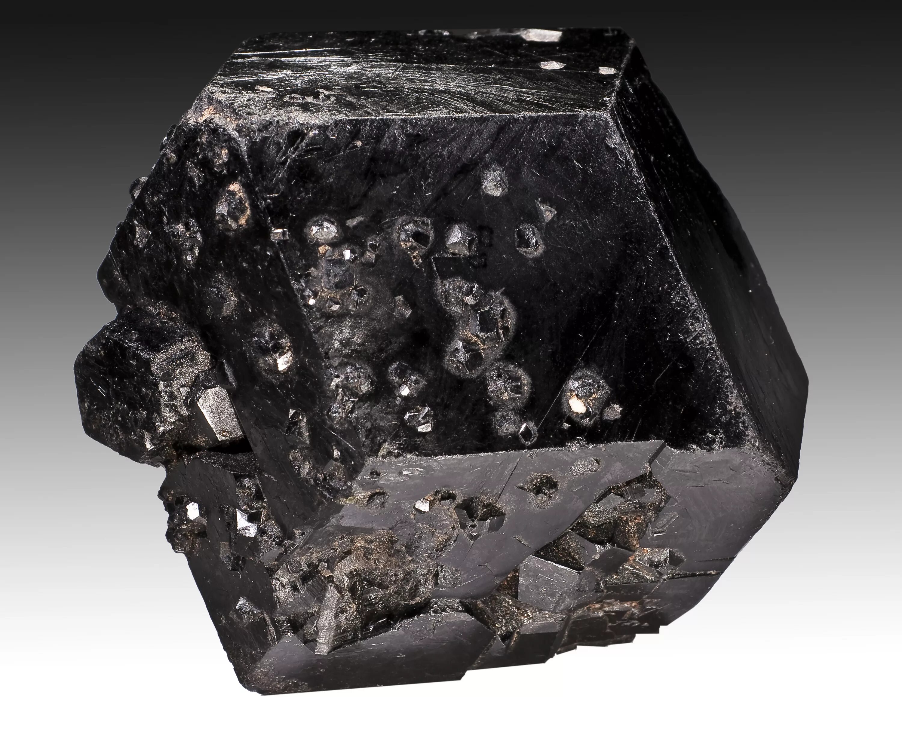 Самый черный минерал. Гранат андрадит Меланит. Черный гранат андрадит. Черный гранат Меланит. Меланит камень.