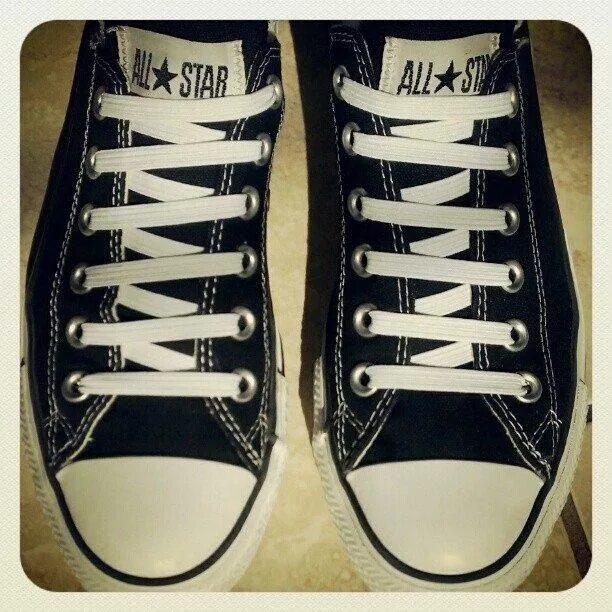 Шнурки кеды шнуровка. Шнуровка кед конверс. Шнуровка Converse all Stars. Шнуровка кед Converse all Star. Шнуровка кед конверс звезда.