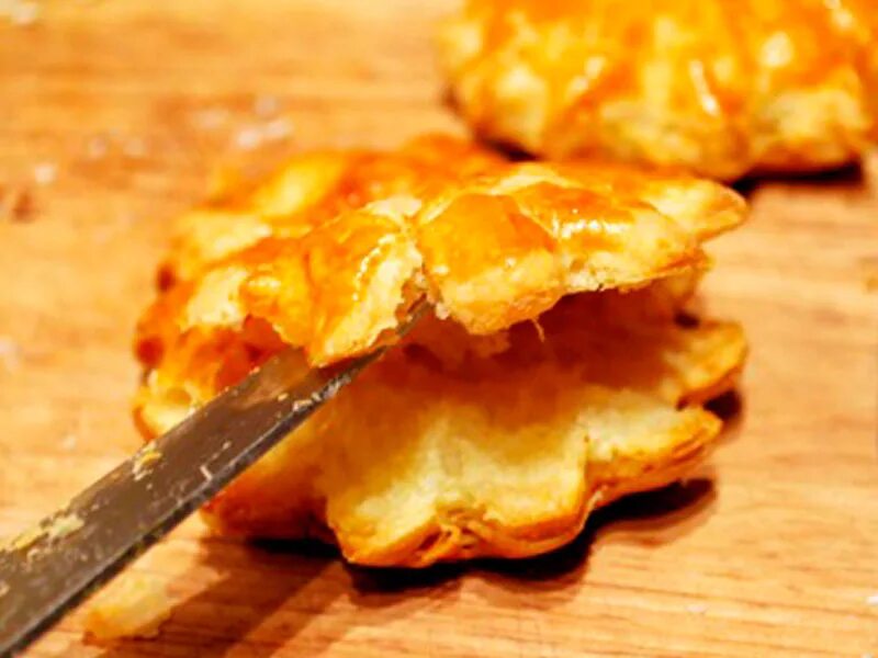 Закуска жемчужина из слоеного. Закуска ракушка. Рецепт ракушки из слоеного теста. Ракушки из слоеного бездрожжевого теста. Рецепт ракушки из слоеного теста.