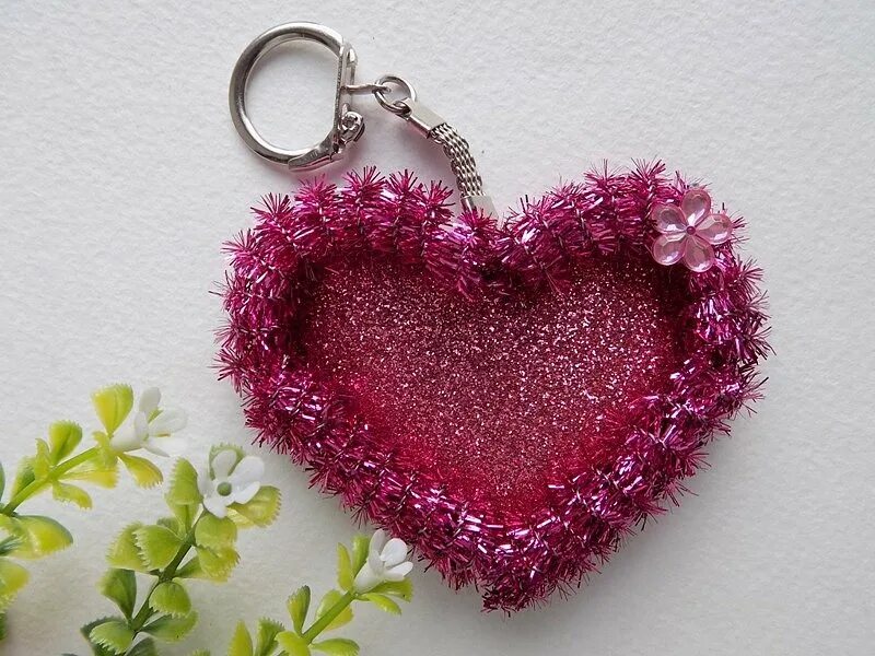 Сердечко из фоамирана. Брелок в виде сердца из бисера. сердечки из фоамирана. брелок из фоамирана. брелок сердечко из фома.