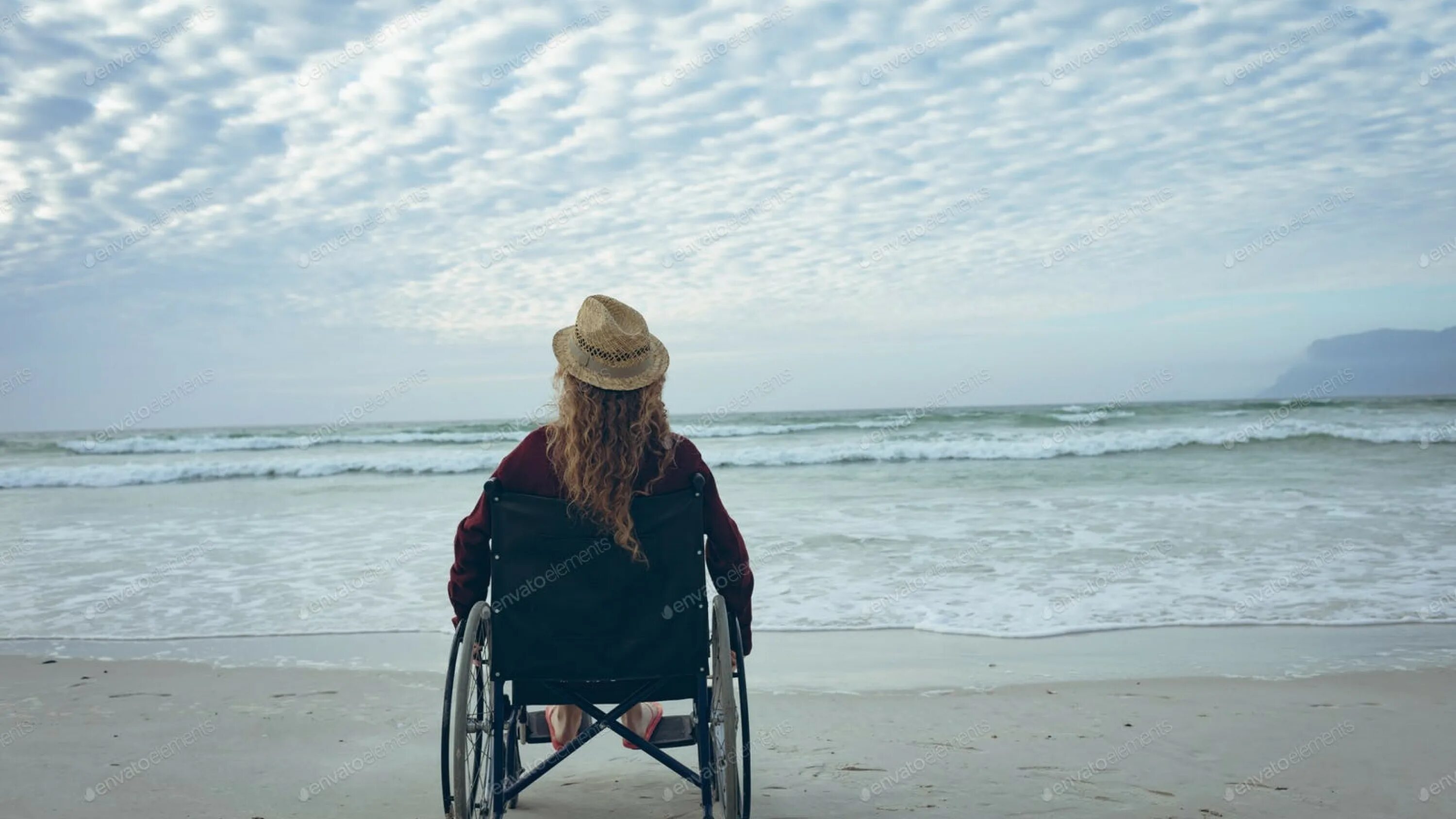 Инвалид на море. Девушка с коляской. Коляска на море. Коляска для пляжа.