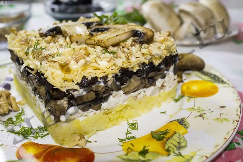 Салат нежность с курицей и огурцом. Грибы курица чернослив яйцо орех. Салат с курицей черносливом и орехами. Салат курица чернослив грецкий орех яйцо сыр огурец. Грибы курица чернослив яйцо орех.