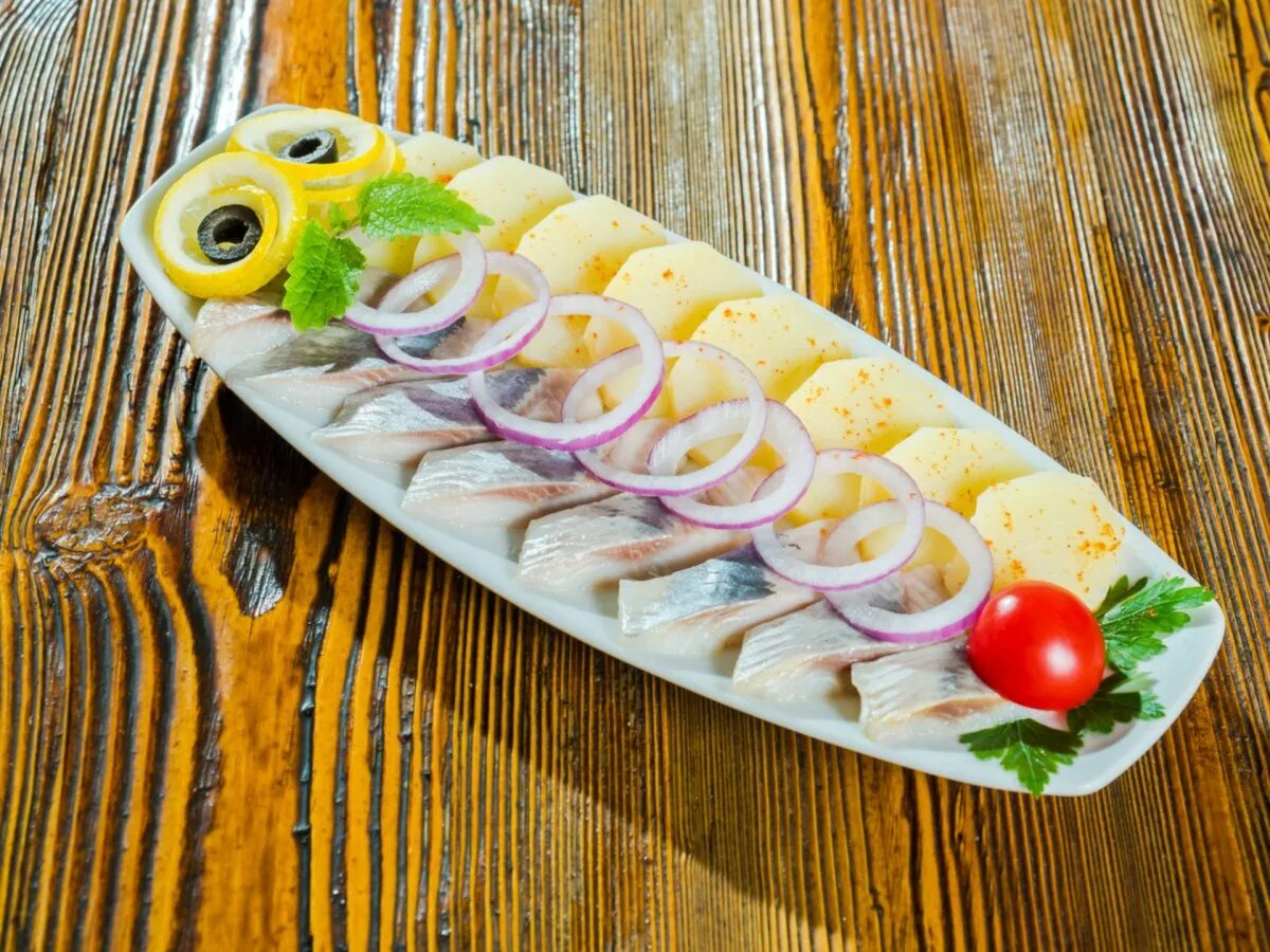 Необычная подача селедки. Селедка оригинальная подача. Оригинальная подача селедки под шубой. Сельдь с гарниром. Сельдь фаршированная «самоцветы».