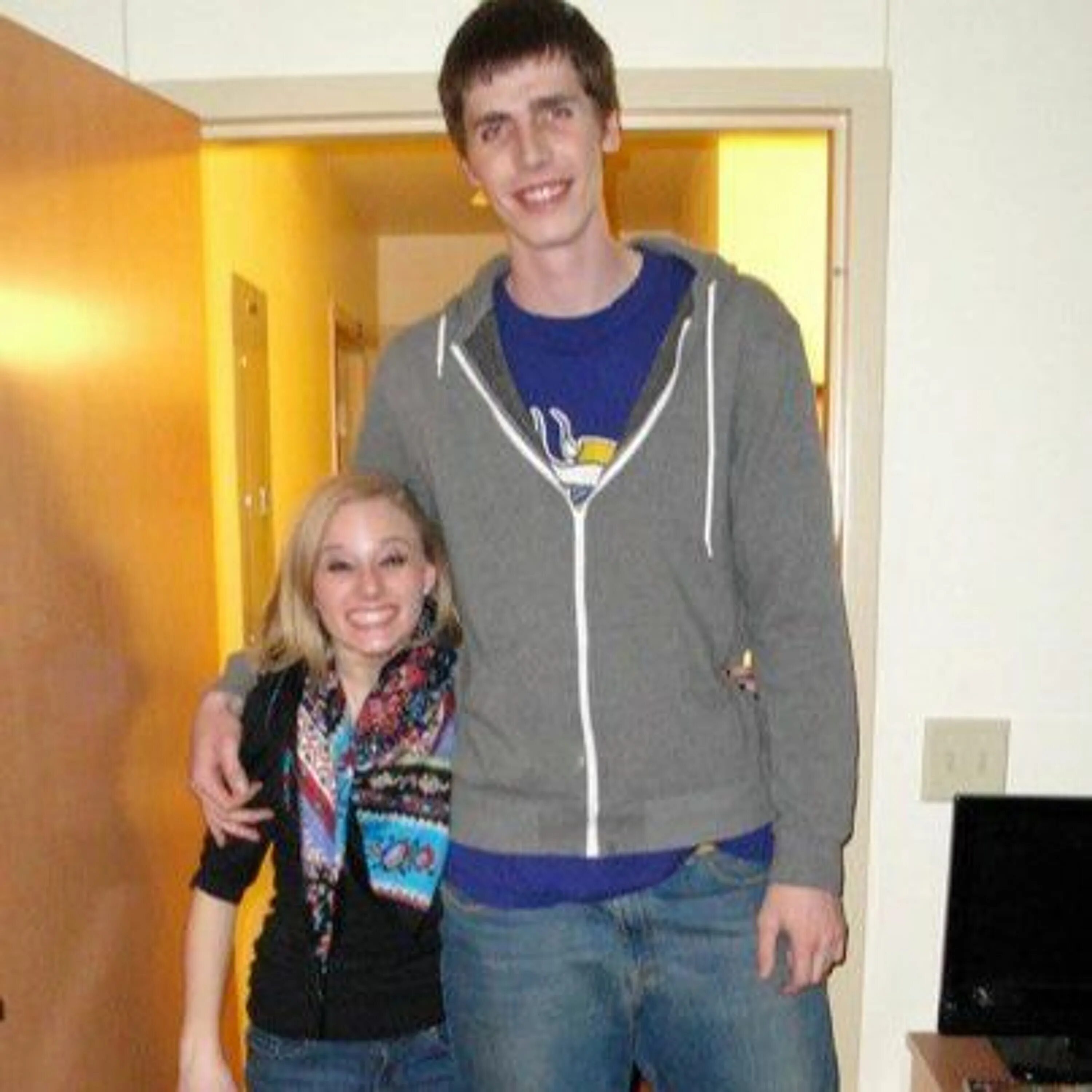 Высокий парень с девушкой. Почему высокий парень. Девушки низкого роста. Низкий парень. Высокий мужчина и маленькая женщина.