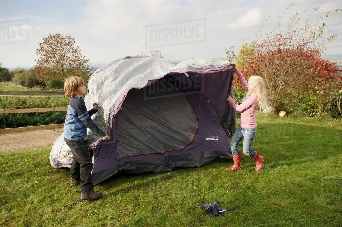 Put up a Tent картинки для детей. Мужчина и женщина в палатке. Дети учатся расставлять палатки. Put up a Tent Cold place.