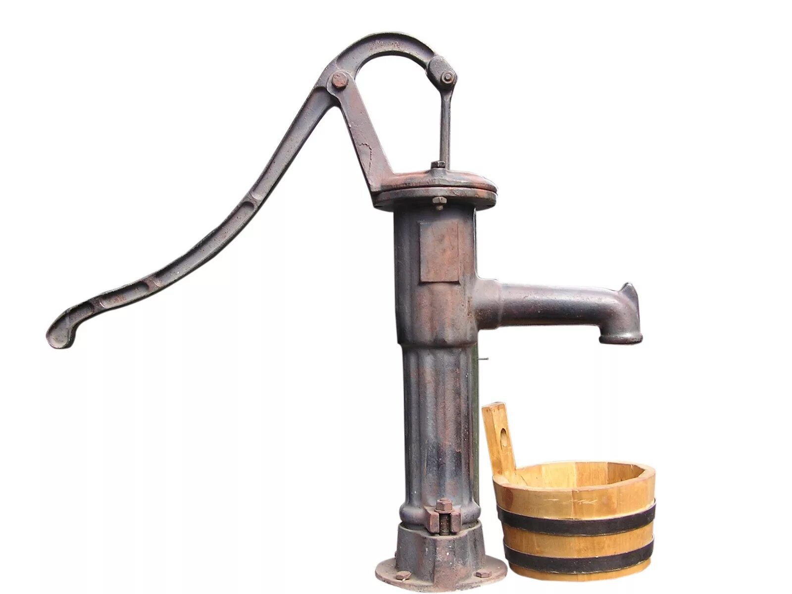 Ручной поршневой насос для воды. Ручная водяная колонка. Ручной насос для воды. Механический насос для колодца. Старинная водяная колонка.