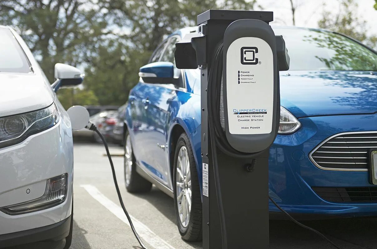 Electric charging stations. Медленная зарядная станция для электромобилей. Электромобили в италии. Charging stations for electric cars. Ev charger.