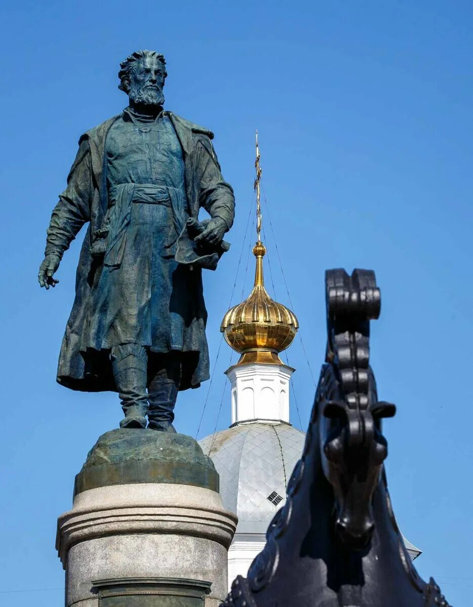 Какой памятник создал никитин в 18 веке. Памятник Афанасию Никитину. Памятник Афанасию Никтину Тверл. Никитин Тверь памятник Афанасию.