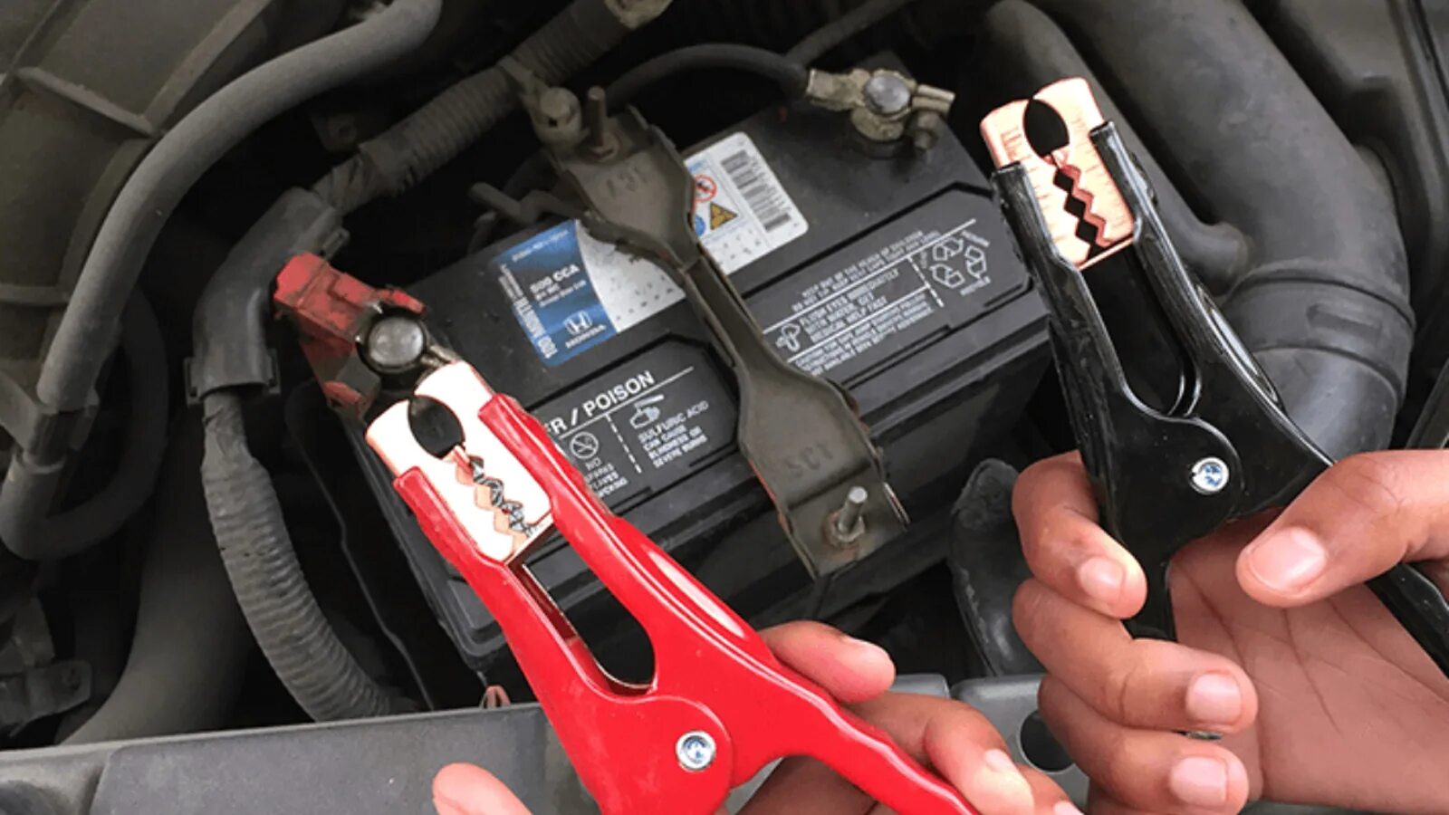 Помощь зарядки аккумулятора. Зарядка аккумулятора. car battery. start car battery. аккумулятор сел.
