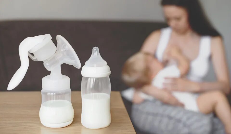 раннее искусственное вскармливание. женское молоко. сцеживание молока при грудном вскармливании. остается молоко кормления. материнское грудное молоко.