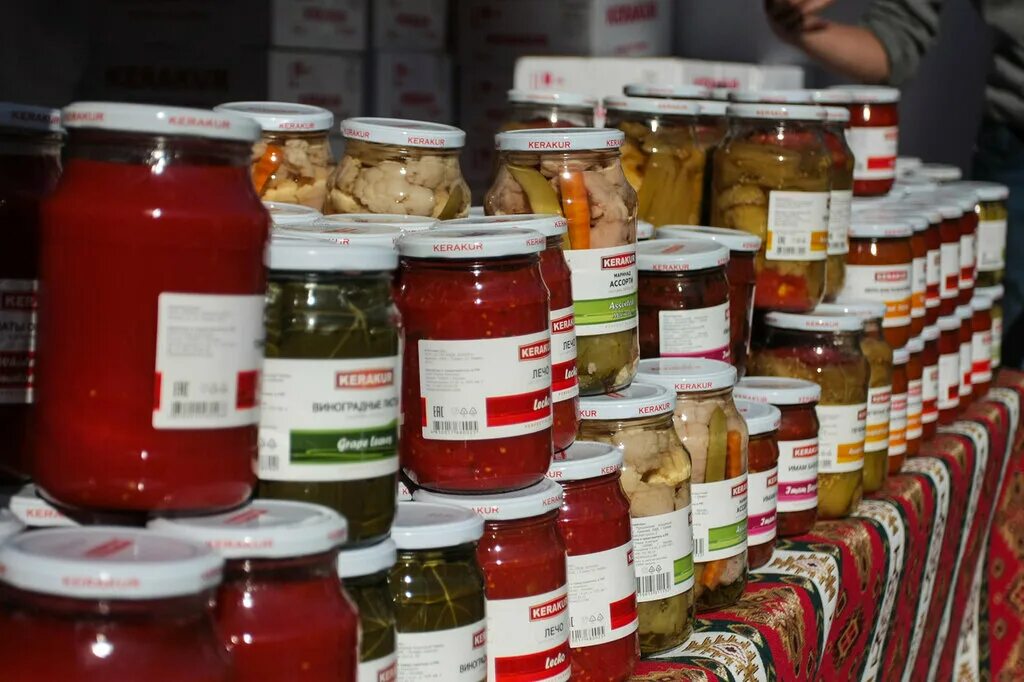 Консервирование пищевых продуктов. Овощная консервация. Бакалея. Бакалея на белом фоне. Овощные консервы.