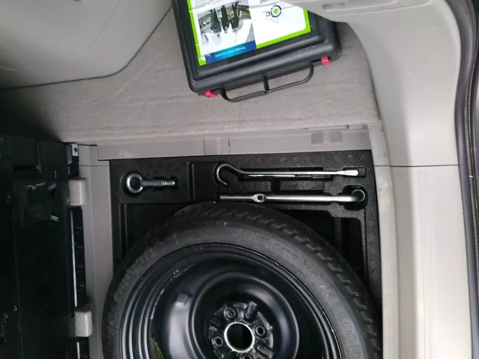 Запаска хонда степвагон. Honda freed 2 запасное колесо. honda freed 2010 запаска.