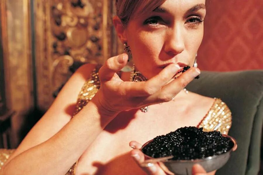 Девушка ест красную икру. Девушка ест икру. Левушка ест чёрную икру. Девушка есть икру. Девушка есть икру.